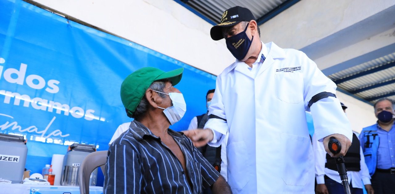 Pobladores de San Rafael Pie de La Cuesta se vacunan contra COVID-19