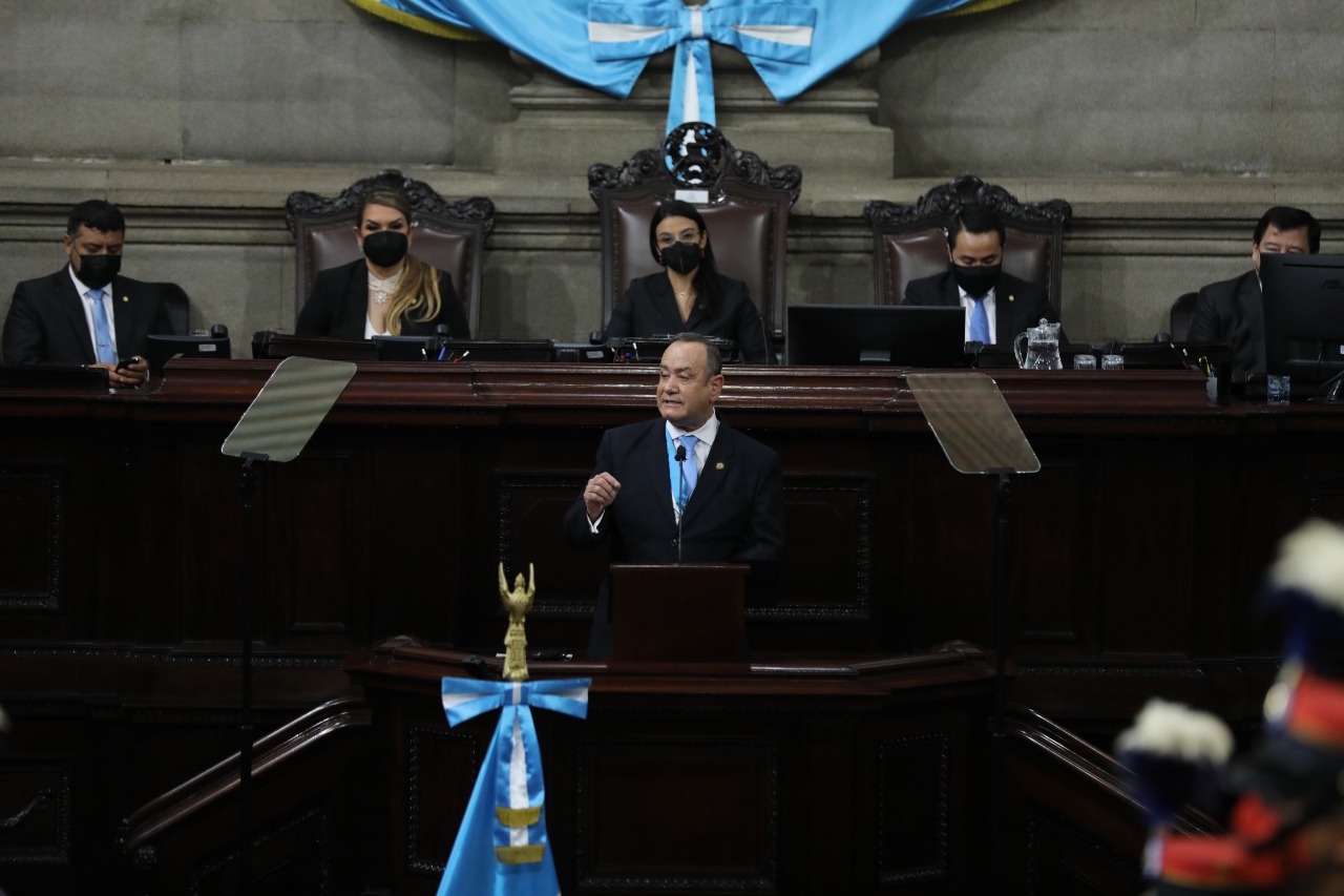 Presidente presenta al Congreso segundo informe de gestión