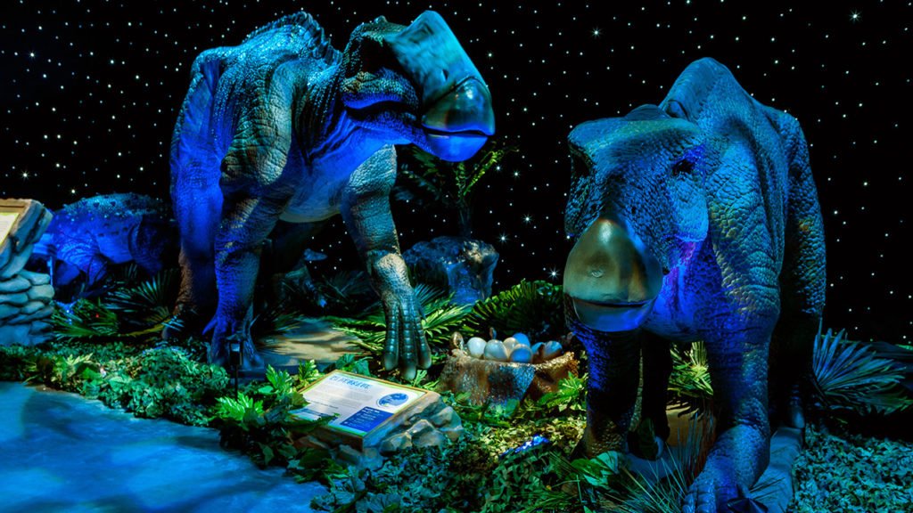 Dinosaurios de tamaño real se exhiben en una experiencia inmersiva en EE. UU.