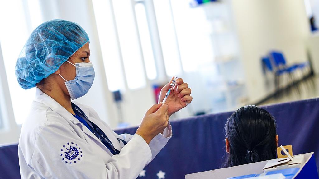 El Salvador reduce tiempo para la tercera dosis como prevención ante ómicron