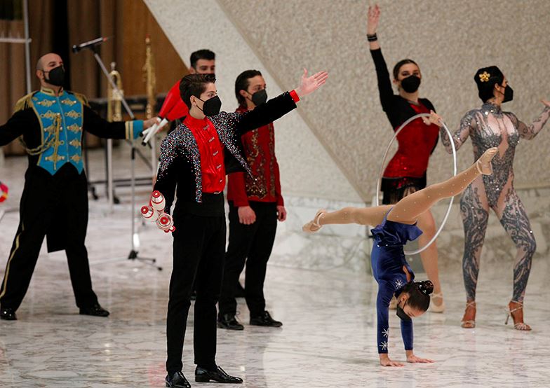 Circo de Ronny Roller va al Vaticano y exhibe su malabarismo ante el Papa