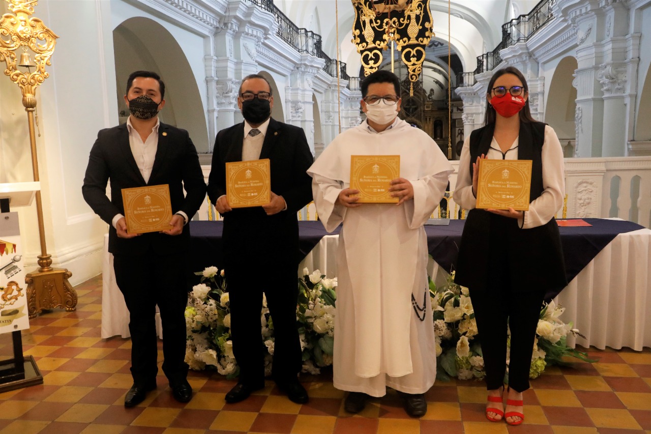 Presentan Libro de Oro de la Basílica Señora del Rosario