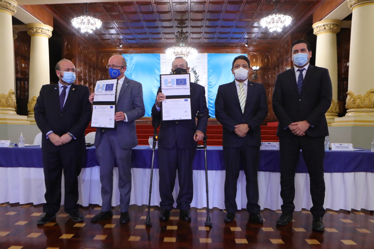 Firma de contrato entre Ministerio de Economía y la Unión Europea para apoyo de becas para guatemaltecos