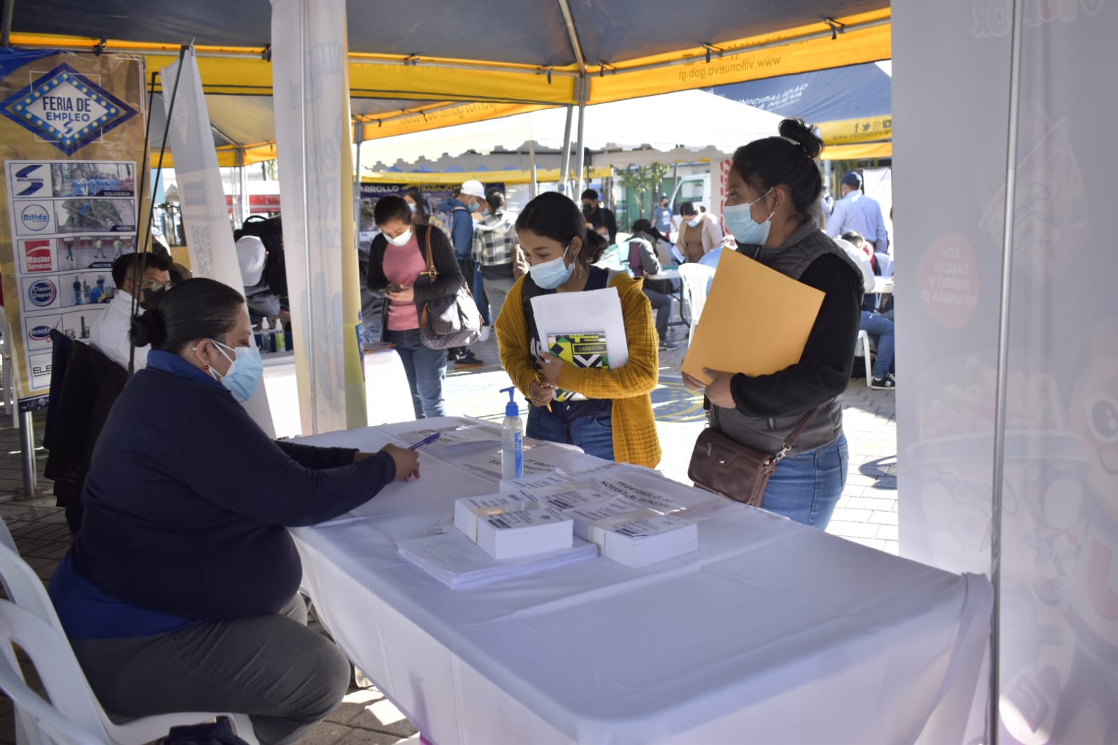 Guatemaltecos asisten a la Feria Nacional de Empleo 2022.