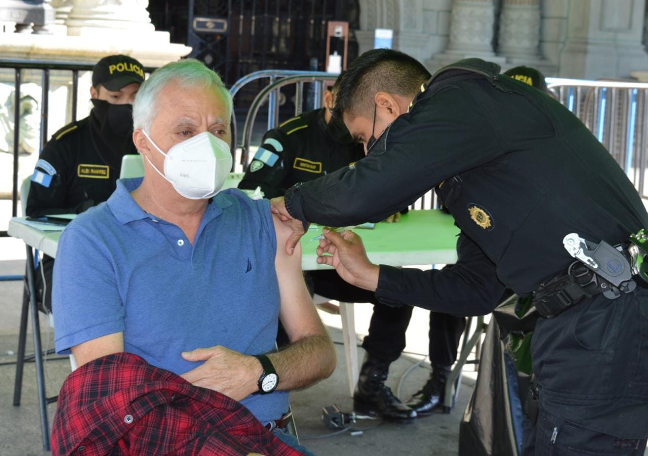 Guatemaltecos continúan asistiendo a los puestos de vacunación contra el COVID-19.