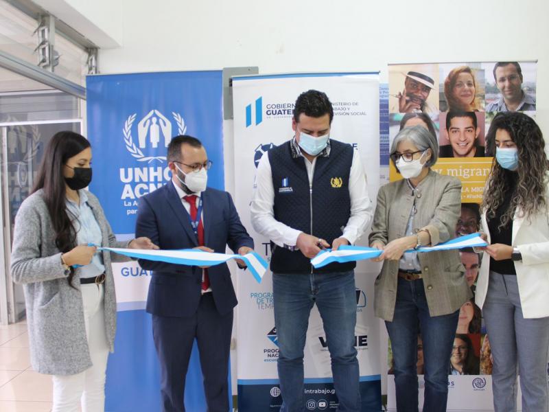 Autoridades de Mintrab y otras instituciones, durante inauguración de oficinas de ese ministerio en el Centro de Atención para Personas Migrantes y Refugiadas de Quetzaltenango.