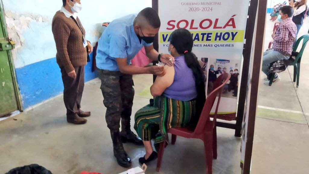 COVID-19: Atienden a guatemaltecos en jornada intensiva de vacunación en todo el país