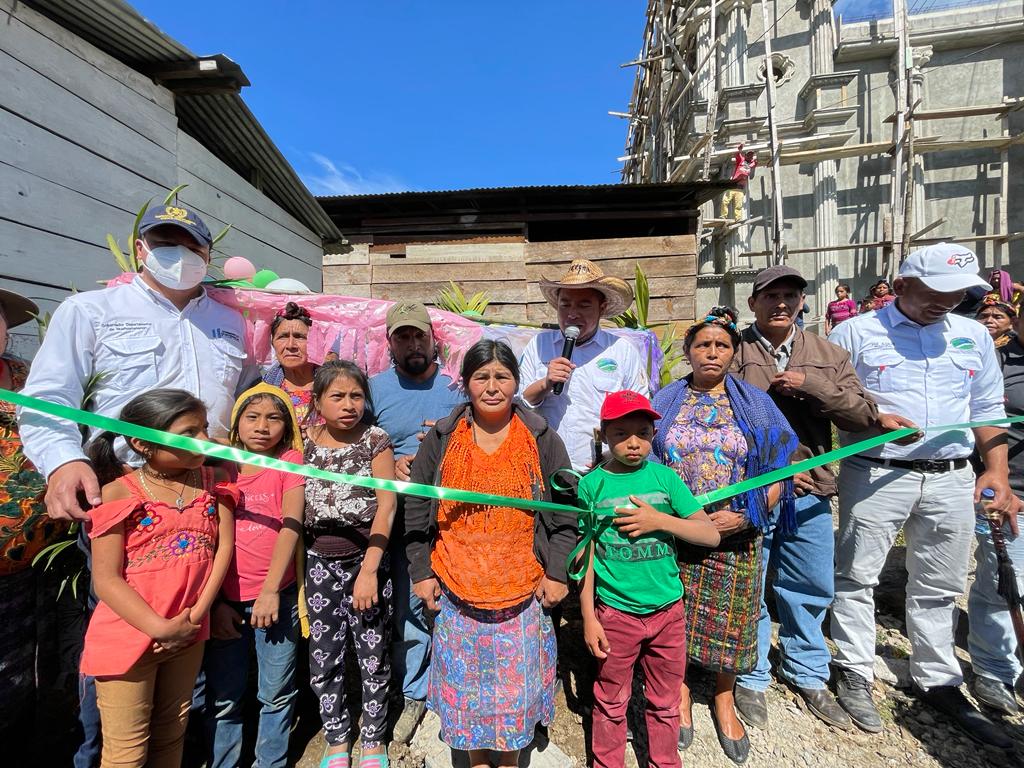 Pobladores beneficiados con sistema de agua potable.
