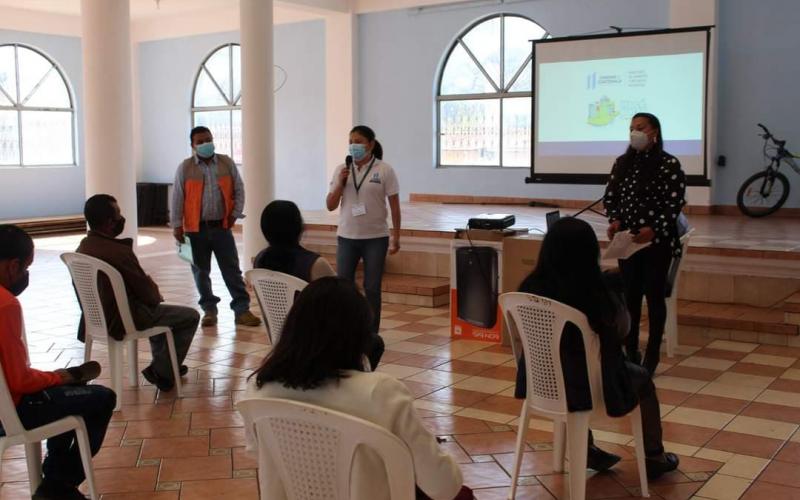 Técnicos del MARN brindan información a representantes de las municipalidades de San Bartolomé Milpas Altas y Santa María de Jesús, Sacatepéquez.