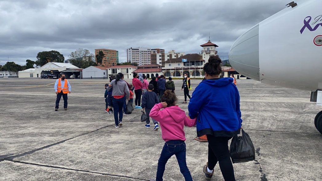 Brindan atención integral a connacionales retornados