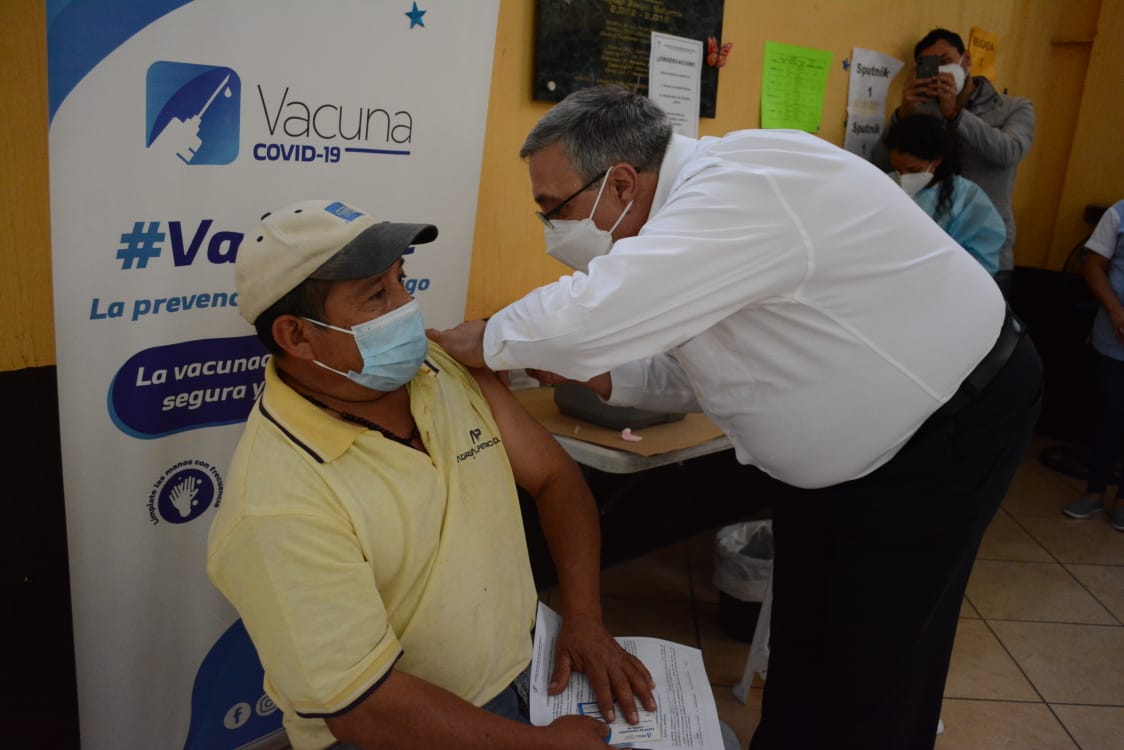Instan a pobladores de San José Pinula a vacunarse contra el COVID-19
