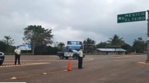 Agentes de la PNC mantienen vigilancia en el paso El Ceibo, Petén, en la frontera con México.