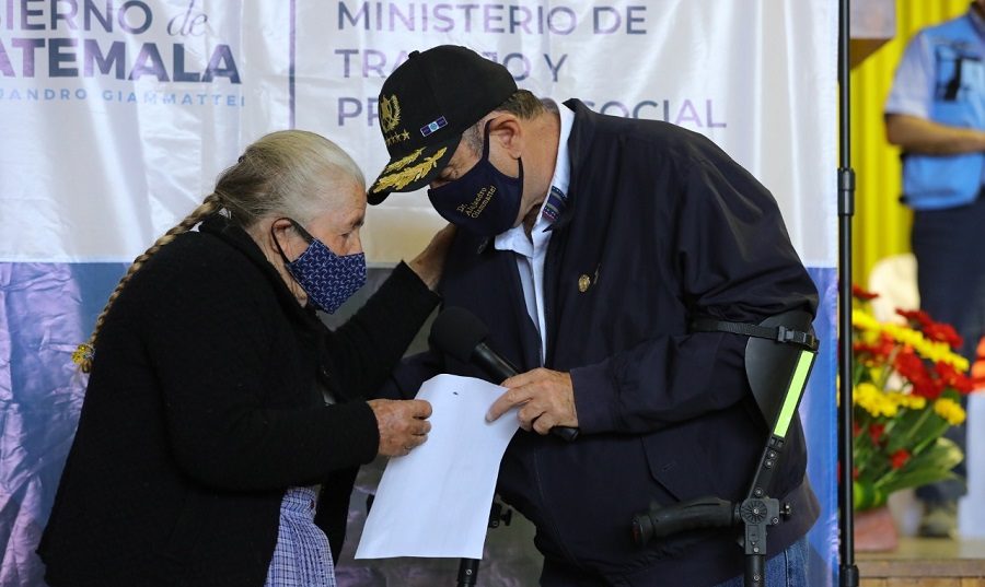 El presidente Alejandro Giammattei entrega, a anciana de San Marcos, la resolución que la acredita como beneficiaria del Programa del Adulto Mayor. /Foto: Álvaro Interiano