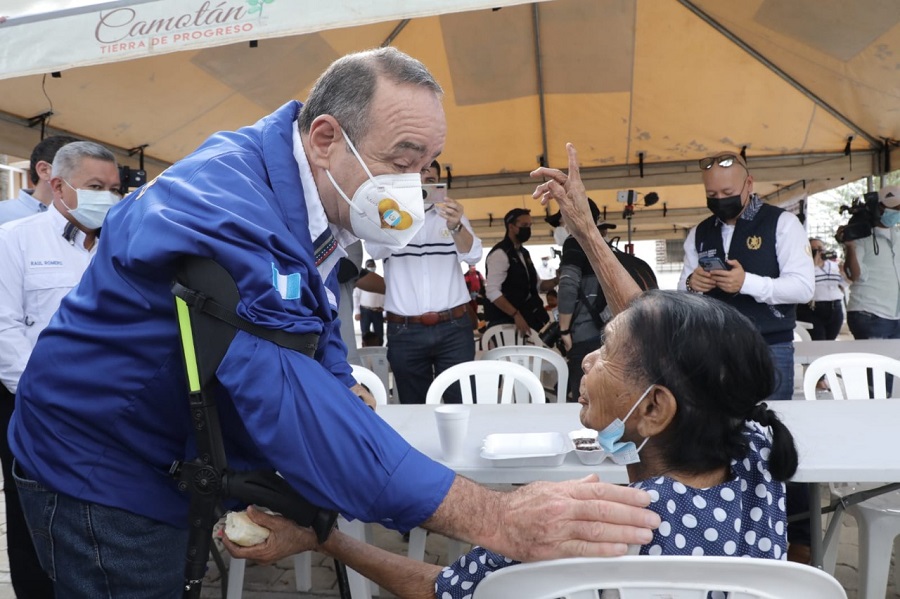 El presidente Alejandro Giammattei saluda a una beneficiaria que acudió a desayunar al nuevo Comedor Social de Camotán, Chiquimula.