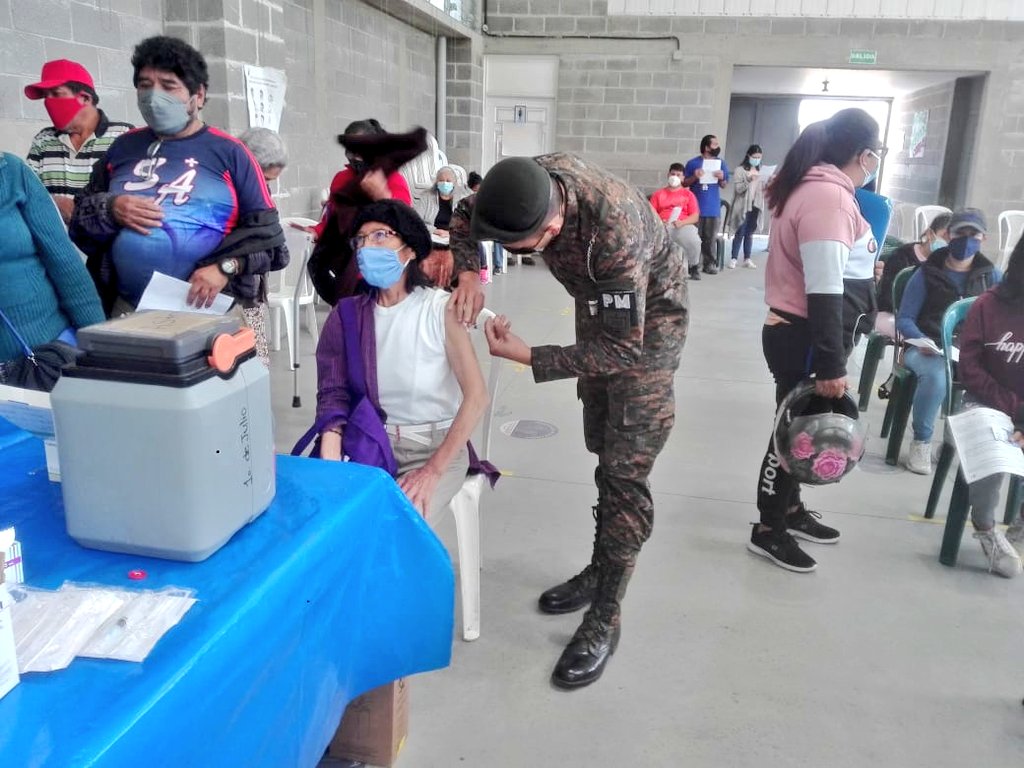Personal del Ejército de Guatemala mantiene la lucha incansable en la atención de los guatemaltecos con la vacunación contra el COVID-19.