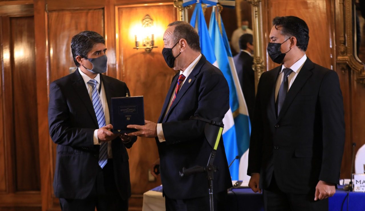 Presidente de Guatemala entrega medalla del Medio Ambiente
