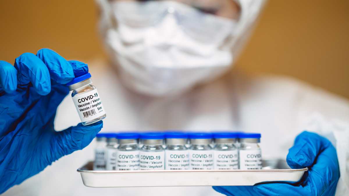 Mejor protección contra ómicron es dosis de refuerzo, según estudios
