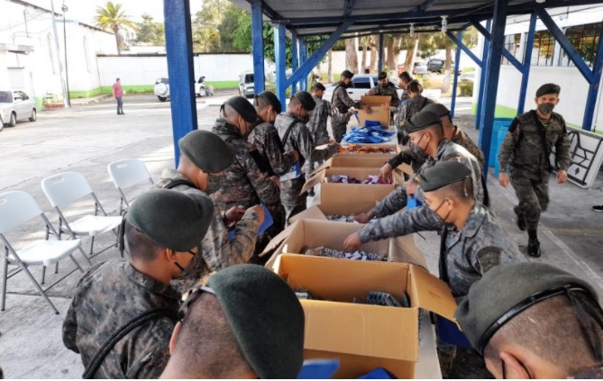 Ejército apoya en preparación de kits contra el COVID-19