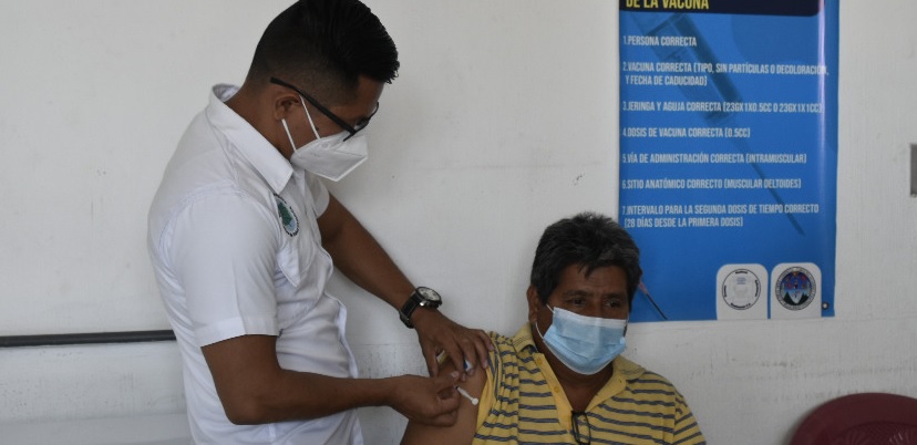 Vecinos de Escuintla buscan aplicarse dosis de refuerzo contra COVID-19