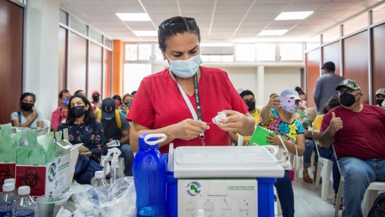 Muchos mexicanos acuden a los puestos de vacunación para inmunizarse contra el COVID-19.