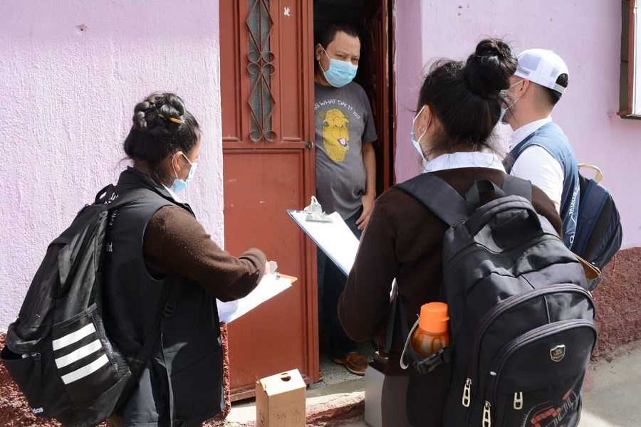 Enrtre las estrategias está la vacunación contra COVID-19 de casa en casa.