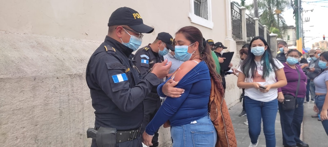 Efectúan vacunación de casa en casa