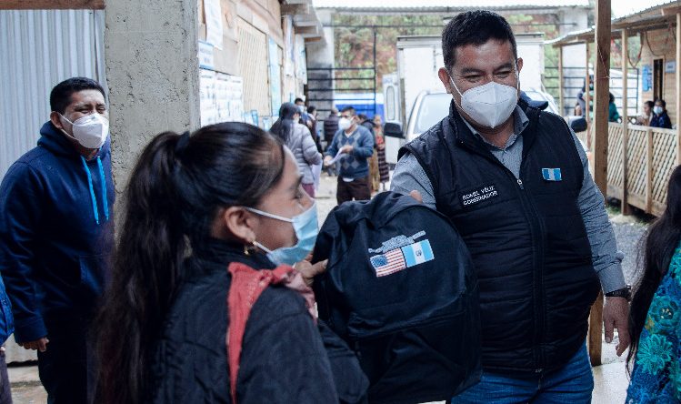 Llevan kits de higiene a personal de Salud destacado en Campur