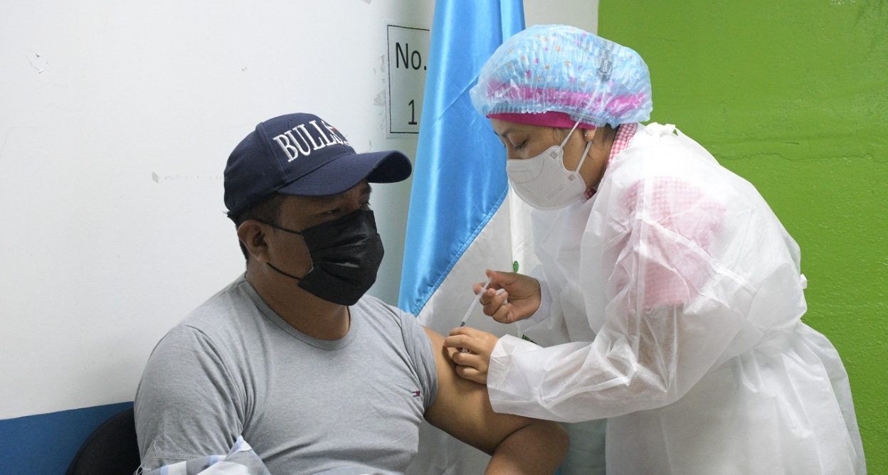 IGSS comienza a administrar dosis de refuerzo en Baja Verapaz