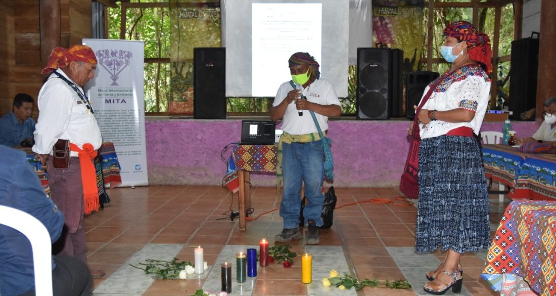 Salud promueve vacunación contra el COVID-19 con autoridades ancestrales de Petén