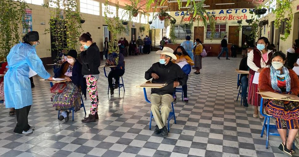 Comienza jornada de vacunación en centros educativos de Totonicapán