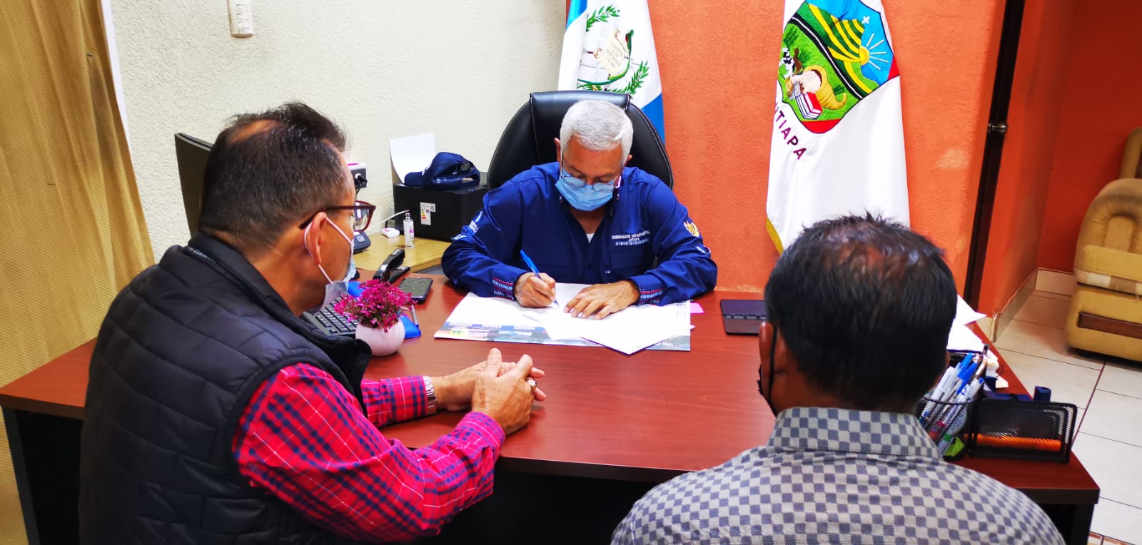Zapotitlán firma primeros convenios para ejecución de obras este año