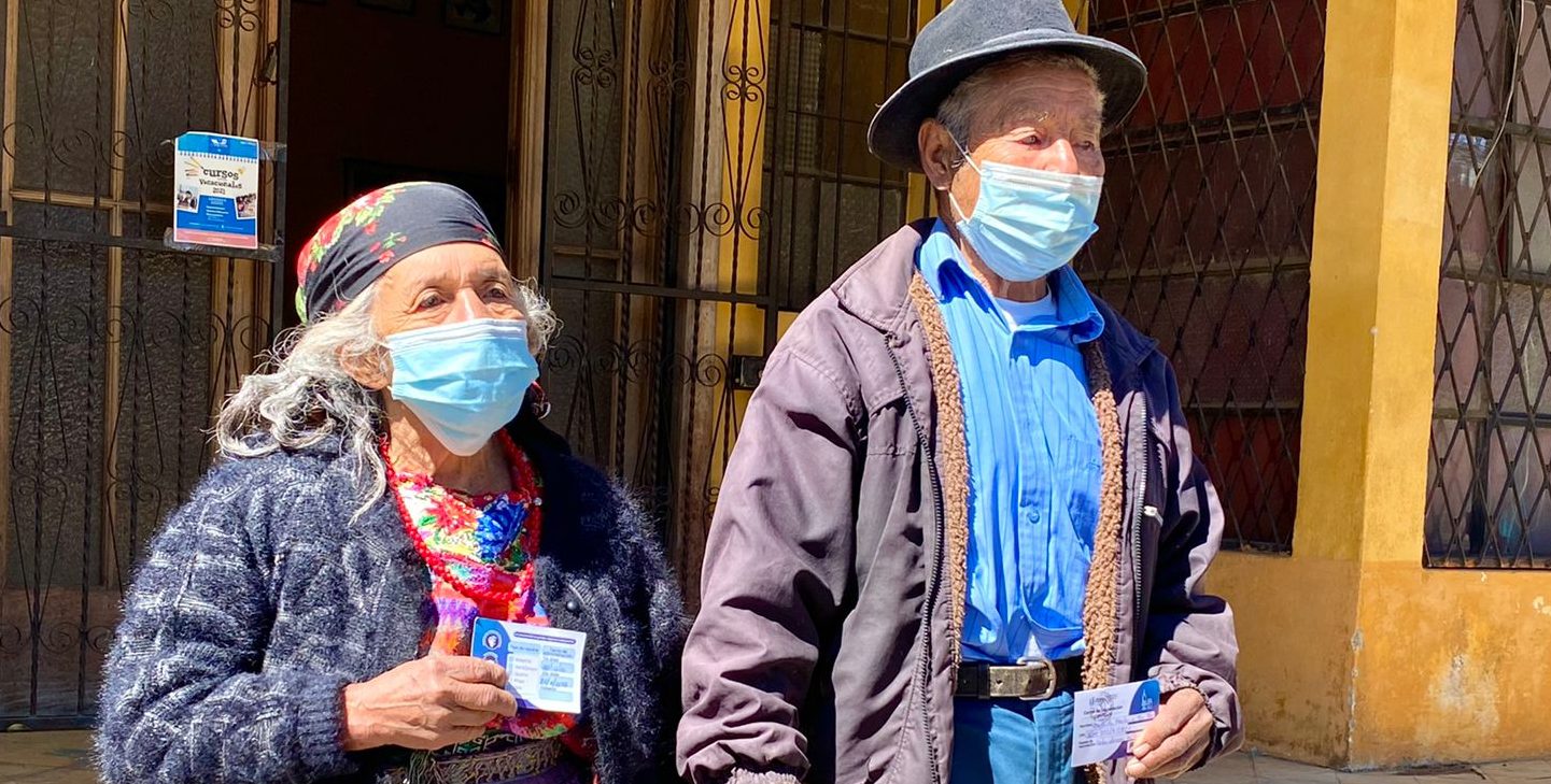 Pareja de esposos da ejemplo a la juventud, al vacunarse contra el COVID-19