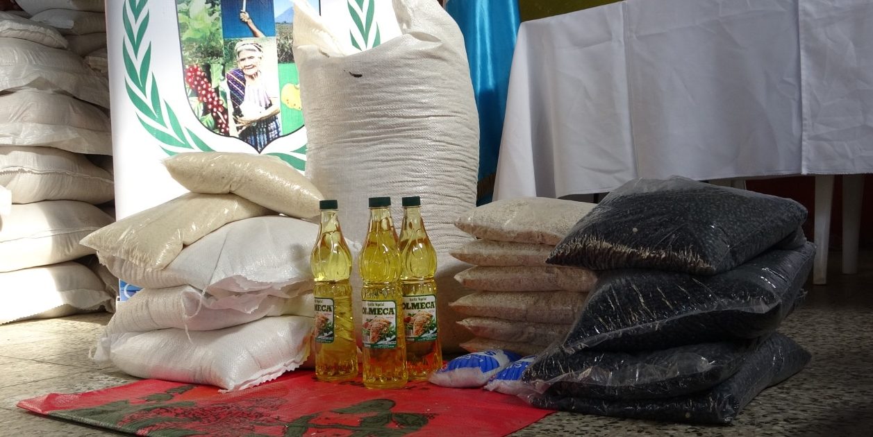 Cerca de mil familias afectadas por el COVID-19 reciben alimentos en Suchitepéquez