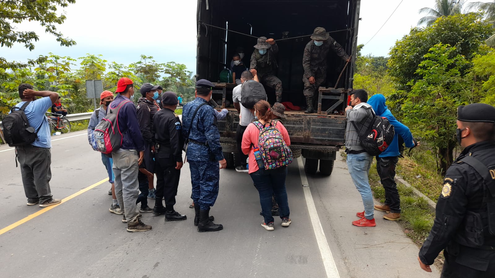Fuerzas de seguridad brindan protección y asisten a migrantes