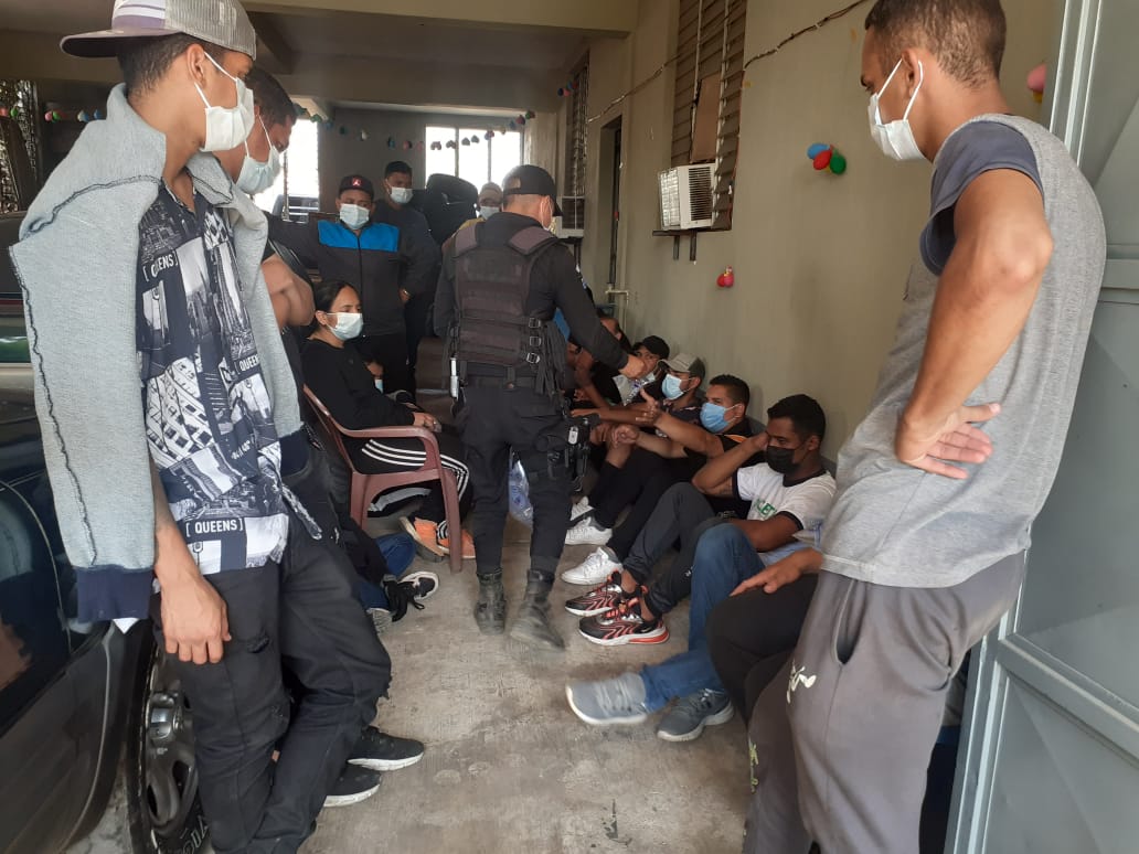 PNC brinda asistencia humanitaria a 18 migrantes originarios de Venezuela y Cuba