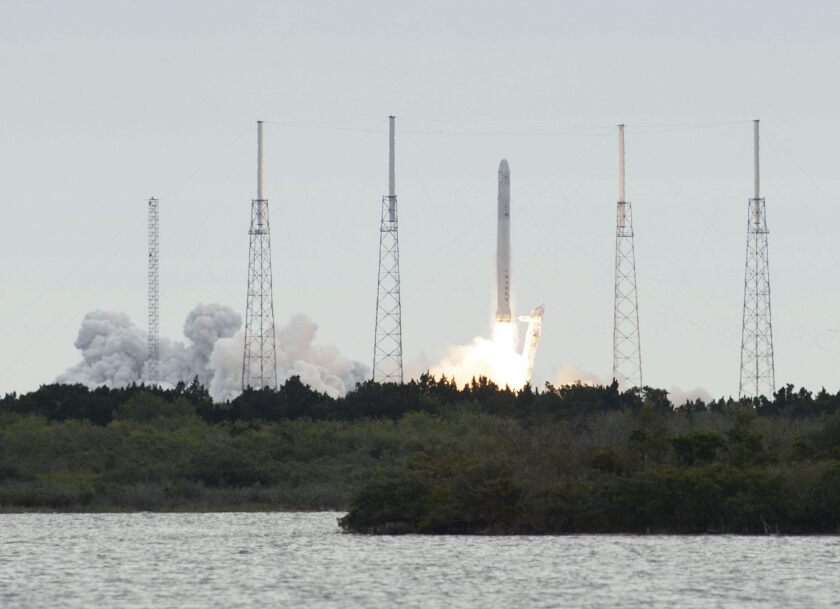 SpaceX lanza al espacio otro grupo de 49 satélites Starlink desde Florida