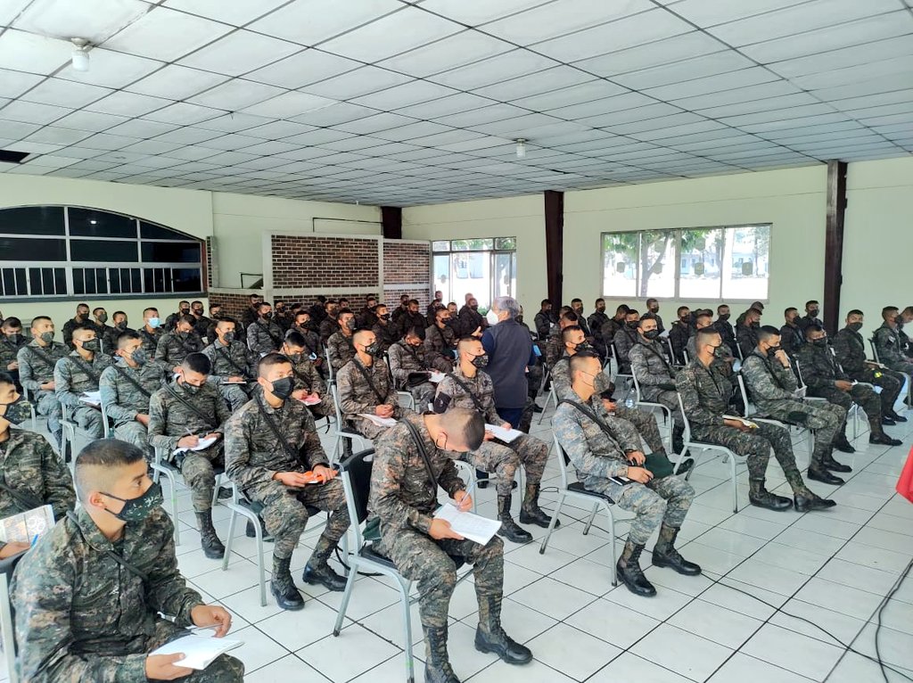 Soldados se capacitan para integrarse al personal que administra vacuna contra COVID-19