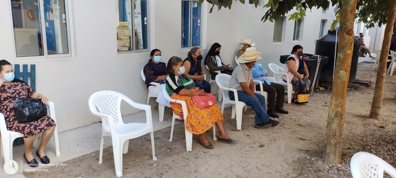 Bajaverapacenses acuden a establecimientos escolares para recibir dosis contra el COVID-19