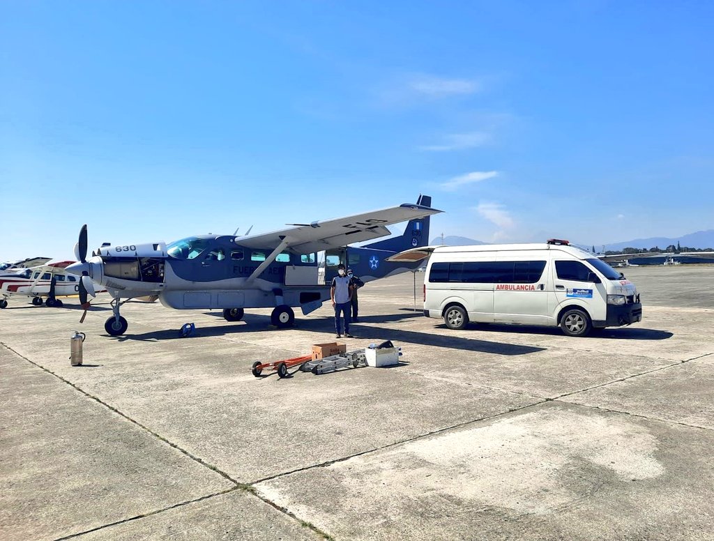 Ejército traslada vía aérea 40 mil dosis de vacunas contra COVID-19 a Huehuetenango