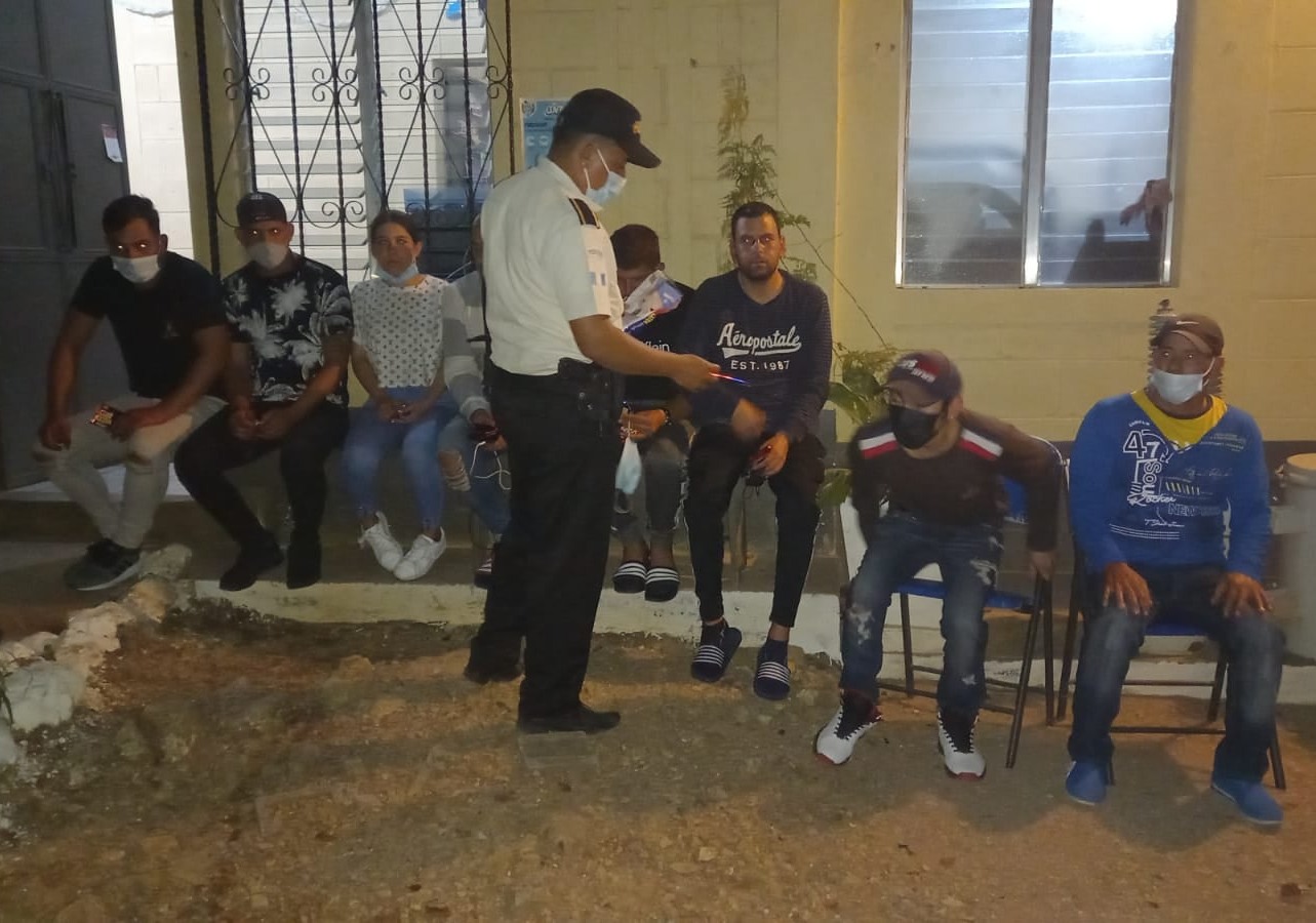 PNC brinda asistencia y remite a migración a 13 indocumentados