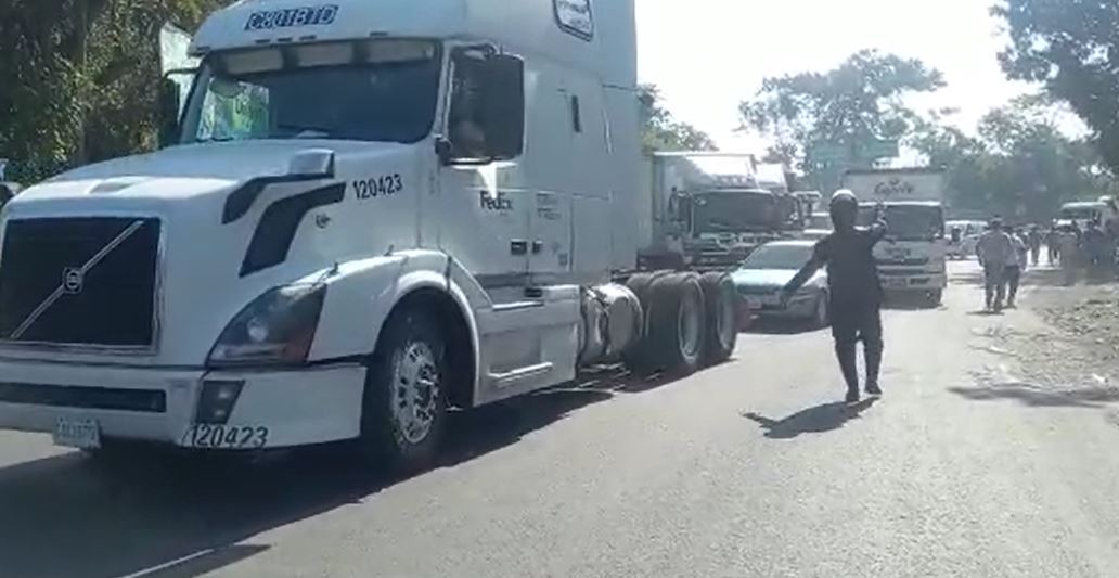 La PNC dialogó con transportistas para liberar tramos viales bloqueados.