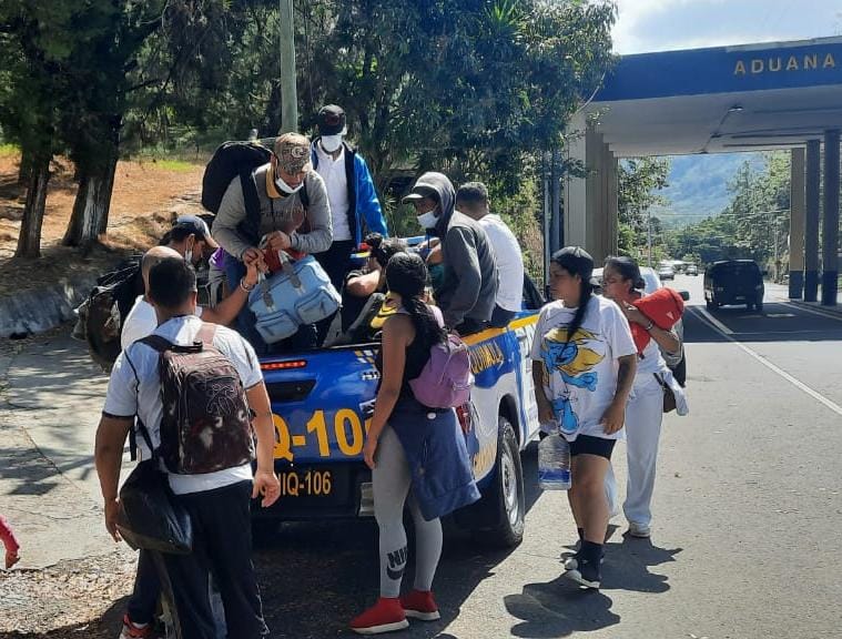Fuerzas de seguridad asisten a 29 indocumentados de Venezuela y Haití