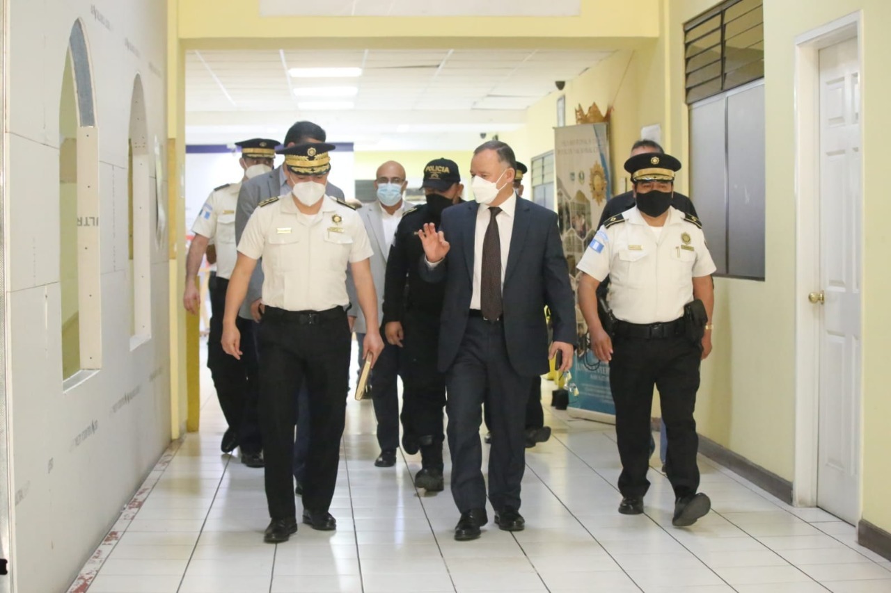 David Napoleón Barrientos Girón, ministro de Gobernación, visita las instalaciones de la Dirección General de la PNC