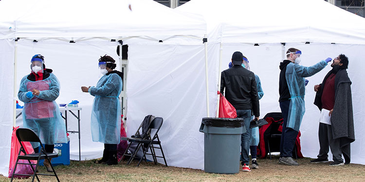 Estados Unidos suma más de 900 mil contagios diarios por COVID-19