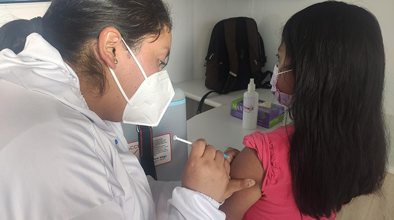 Brasil vacuna a niños contra covid y en Ecuador regresan a clases virtuales