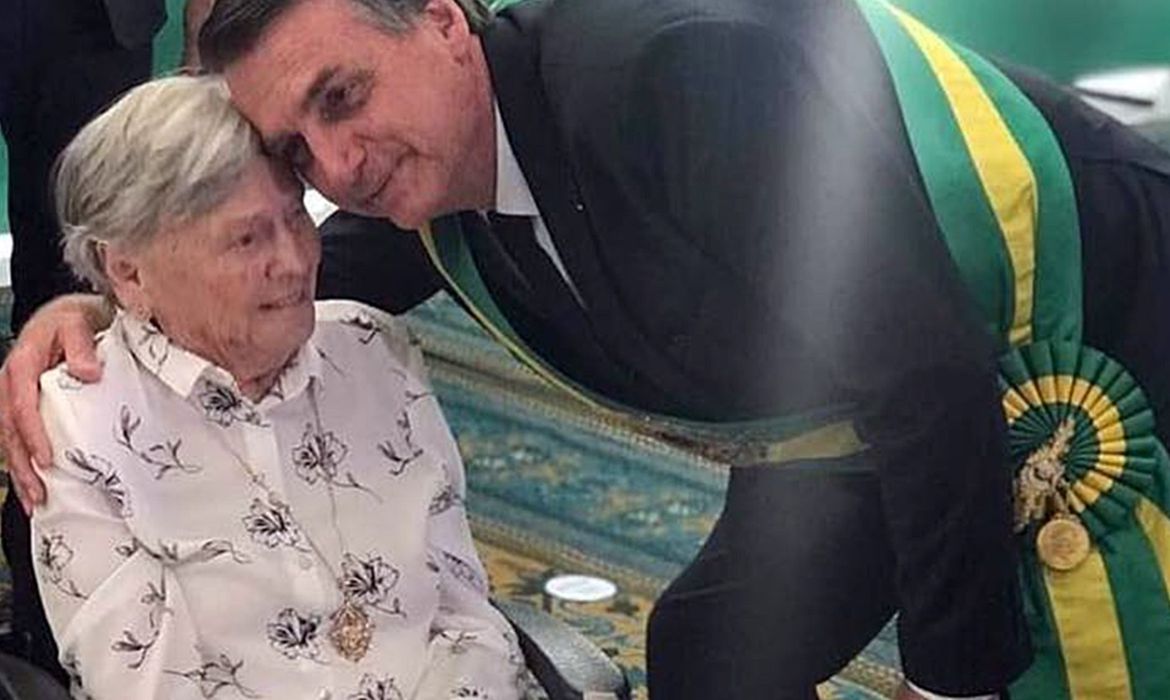 Muere la madre de Bolsonaro a los 94 años