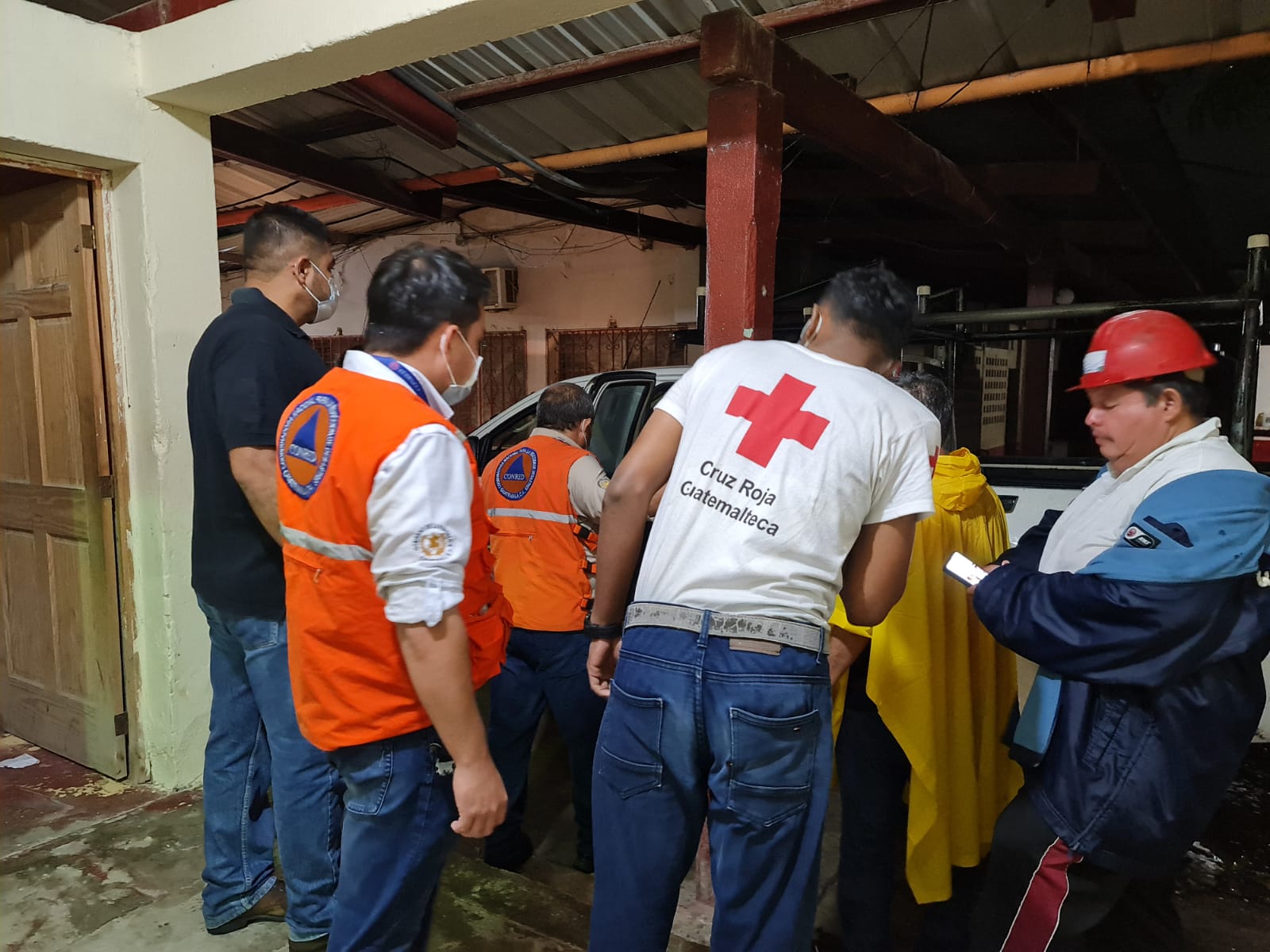 Conred asiste a afectados por lluvias en Izabal
