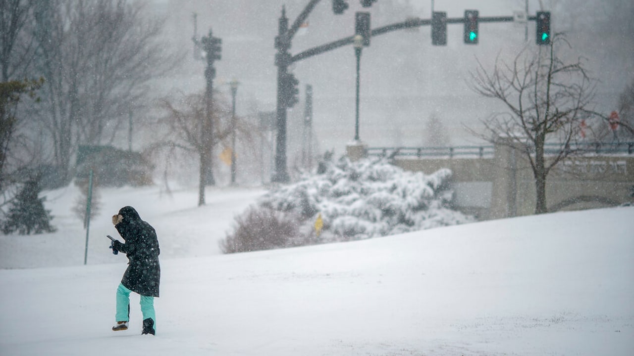 Miles de vuelos son cancelados por tormenta de nieve en Estados Unidos