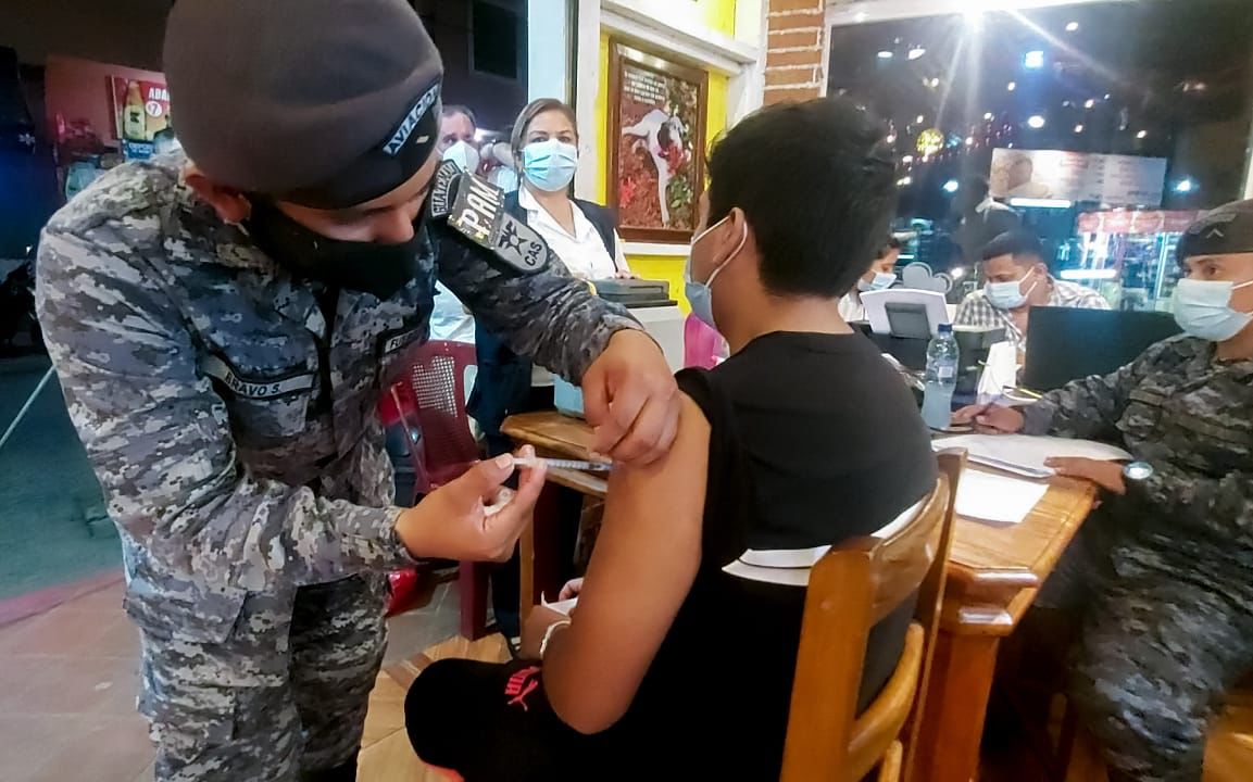 Retalhuleu: habilitan puesto de vacunación provisional en una panadería