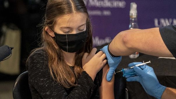 EMA evalúa dosis de refuerzo con Pfizer en adolescentes de 12 a 17 años